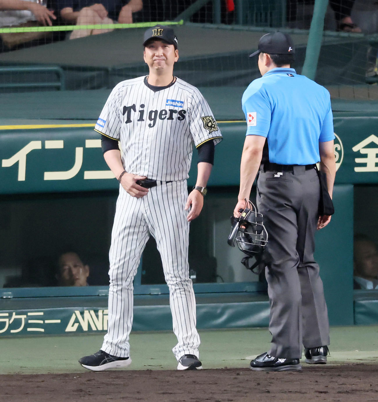 阪神対DeNA 6回表DeNA2死一、二塁、藤川監督は打者松尾を迎えたところで投手交代を告げる（撮影・加藤哉）