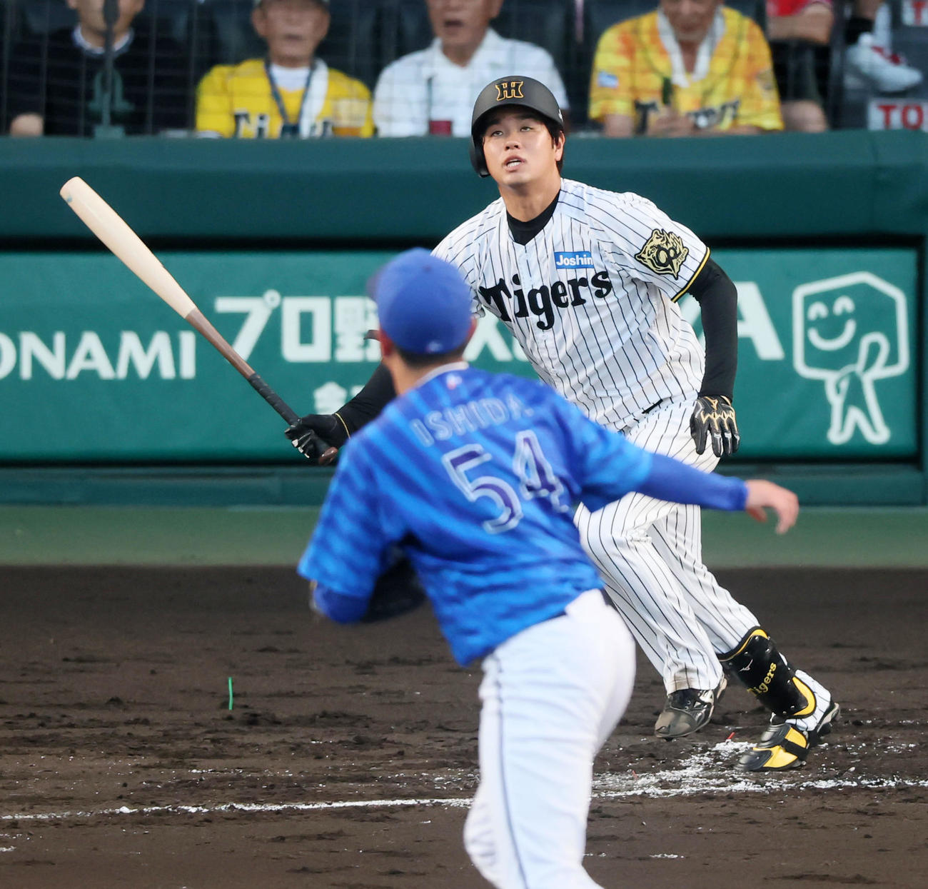 阪神対DeNA 2回裏阪神2死一、二塁、高橋は二ゴロを打つが敵失で得点を挙げる。投手石田裕（撮影・加藤哉）