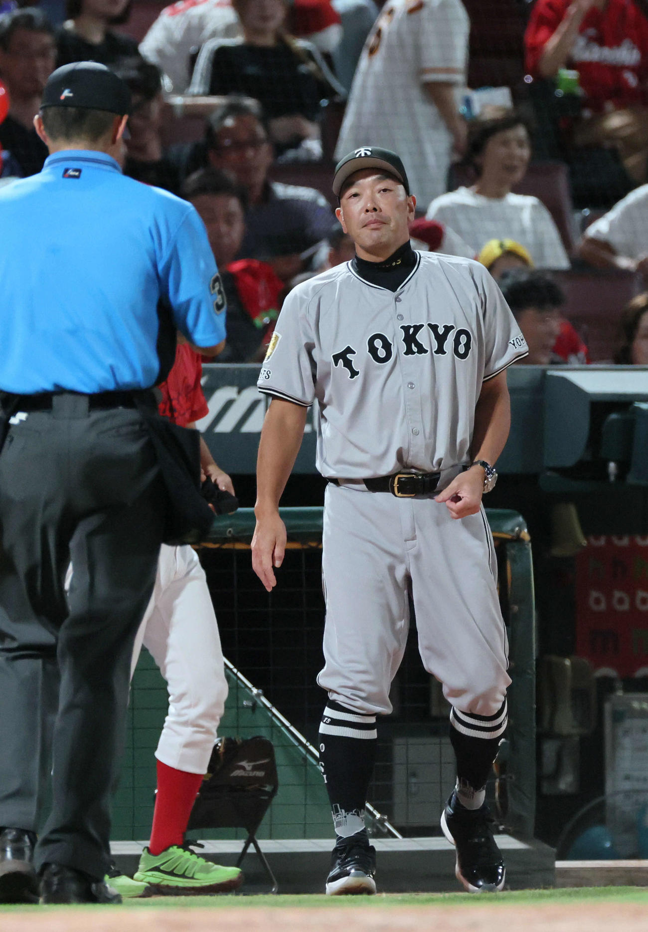 広島対巨人　7回表終了時、交代を告げる阿部監督（撮影・加藤孝規）