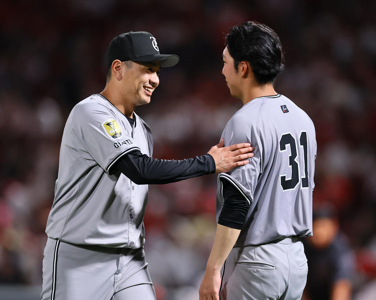 広島対巨人　5回裏広島2死一、二塁、林を一邪飛に打ち取り、赤星優志（右）の肩をたたきベンチに戻る石川（撮影・藤尾明華）