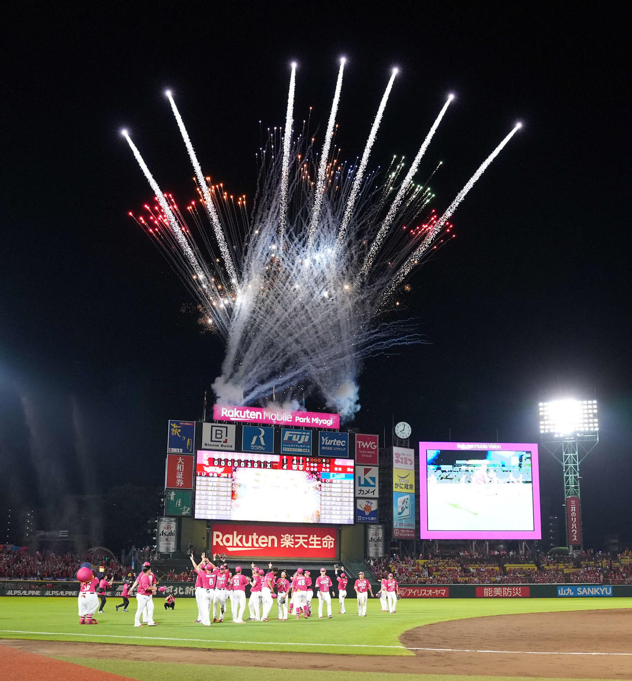 楽天対西武　勝利した楽天ナイン（撮影・井上学）