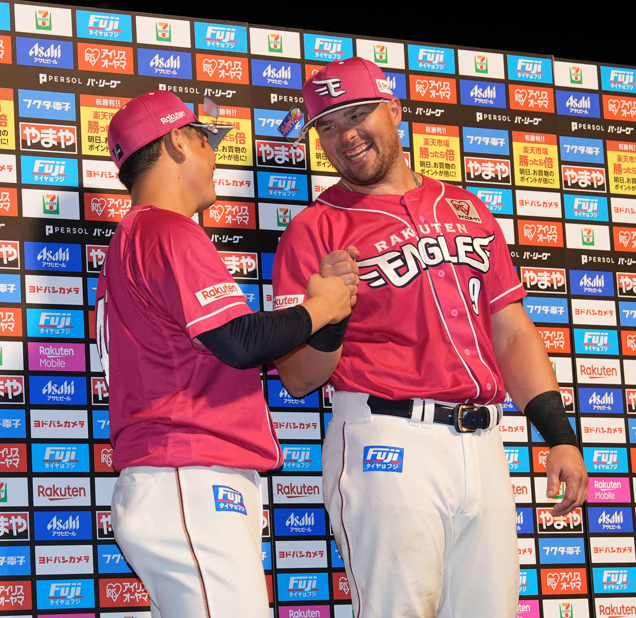 楽天対西武　お立ち台でタッチをする藤井（左）とボイト（撮影・井上学）