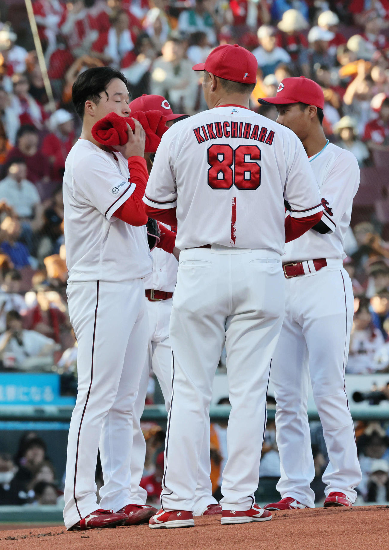 広島対巨人　1回表巨人1死一、二塁、キャベッジに先制中前適時打を浴びた佐藤柳（左）（撮影・加藤孝規）