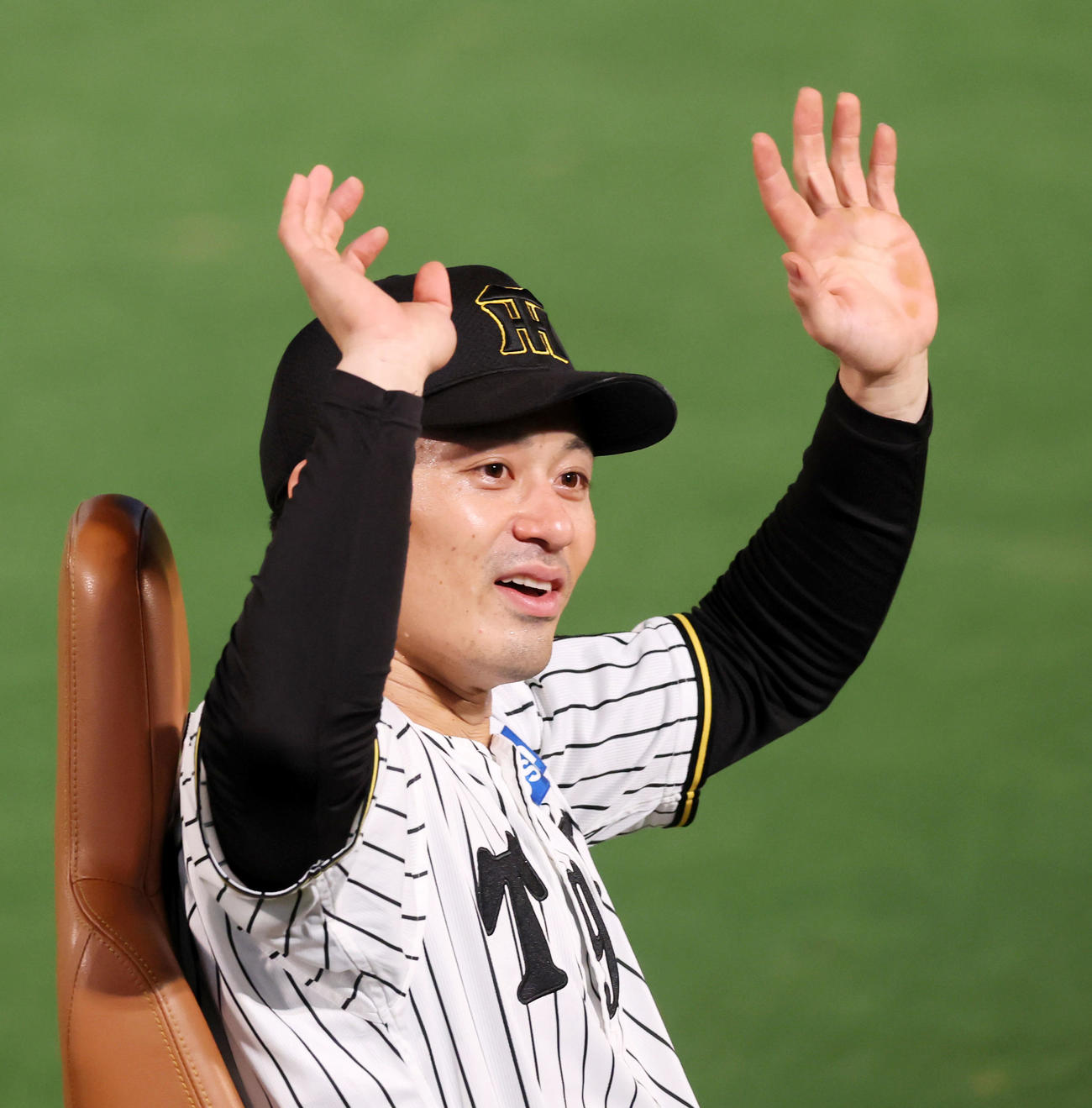 阪神対DeNA　リリーフカーで場内1周する坂本（撮影・加藤哉）