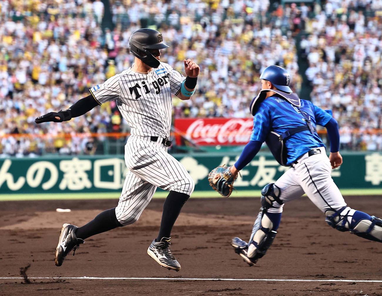 阪神対DeNA 2回裏阪神2死二塁、坂本の先制適時打で生還する佐藤輝（撮影・上田博志）