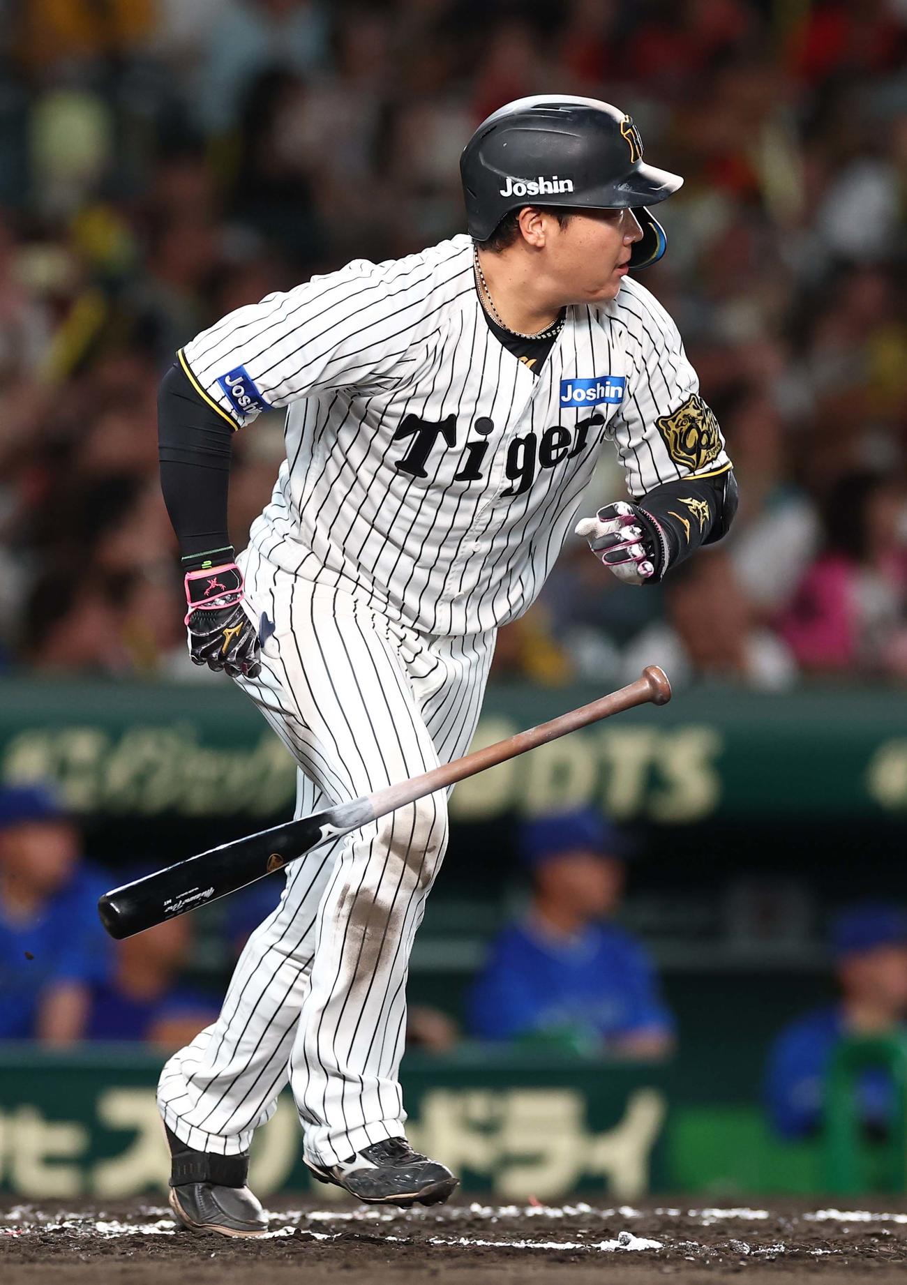 阪神対DeNA 7回裏阪神1死一、二塁、大山は2点適時二塁打を放つ（撮影・上田博志）