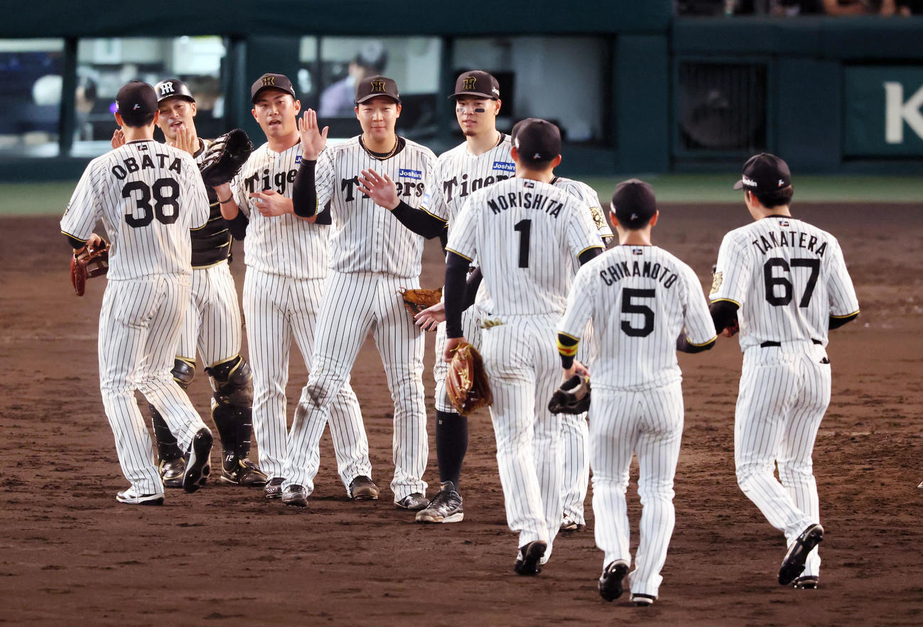 阪神対DeNA DeNAに勝利しナインとタッチする桐敷（左から3人目）、大山、佐藤輝ら（撮影・加藤哉）
