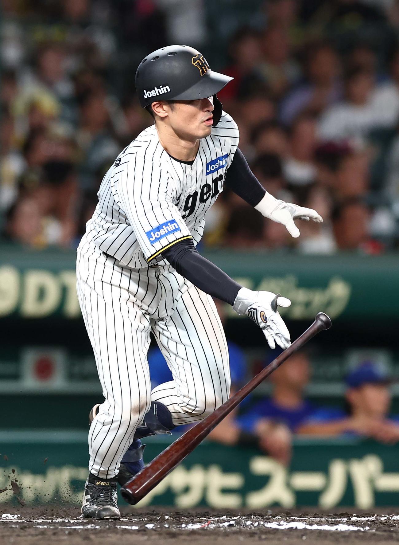 阪神対DeNA 6回裏阪神無死、坂本は中前打を放つ（撮影・上田博志）