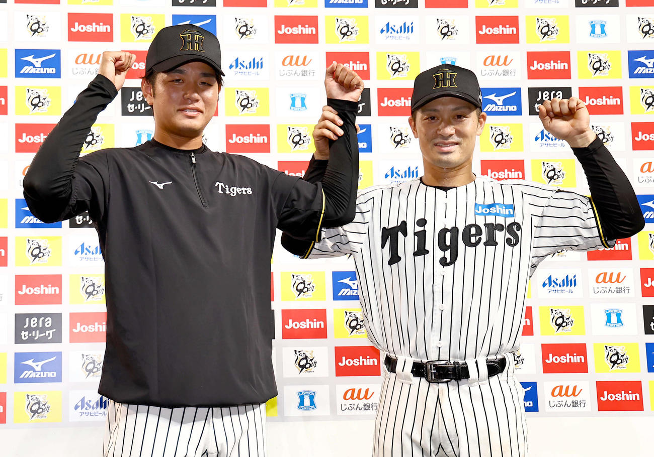 阪神対DeNA　お立ち台でガッツポーズをする高橋（左）と坂本（撮影・上田博志）