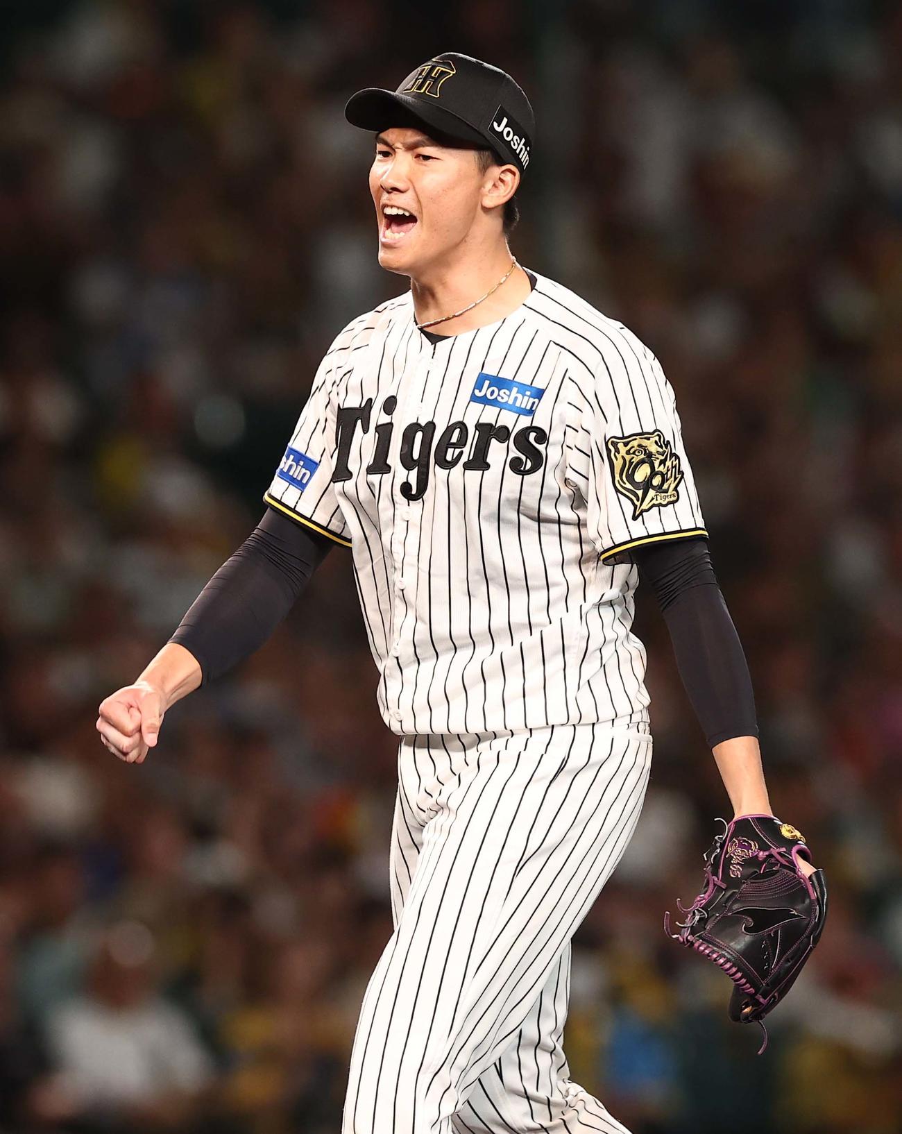 阪神対DeNA 6回表DeNA2死一、二塁、松尾から三振を奪い雄たけびあげる湯浅（撮影・上田博志）