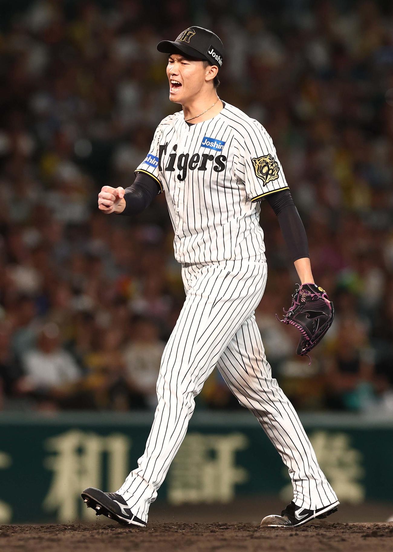 阪神対DeNA 6回表DeNA2死一、二塁、松尾から三振を奪い雄たけびあげる湯浅（撮影・上田博志）