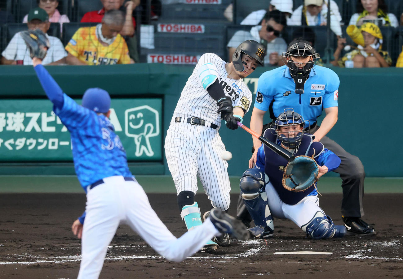 阪神対DeNA 2回裏阪神無死、佐藤輝は右線へ二塁打を放つ。投手石田裕（撮影・加藤哉）