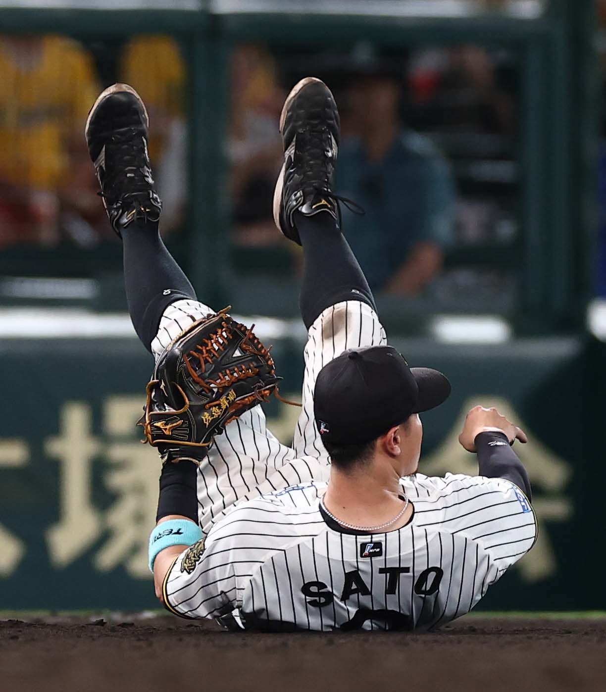阪神対DeNA 8回表DeNA1死、佐藤輝は牧の三直を好捕する（撮影・上田博志）