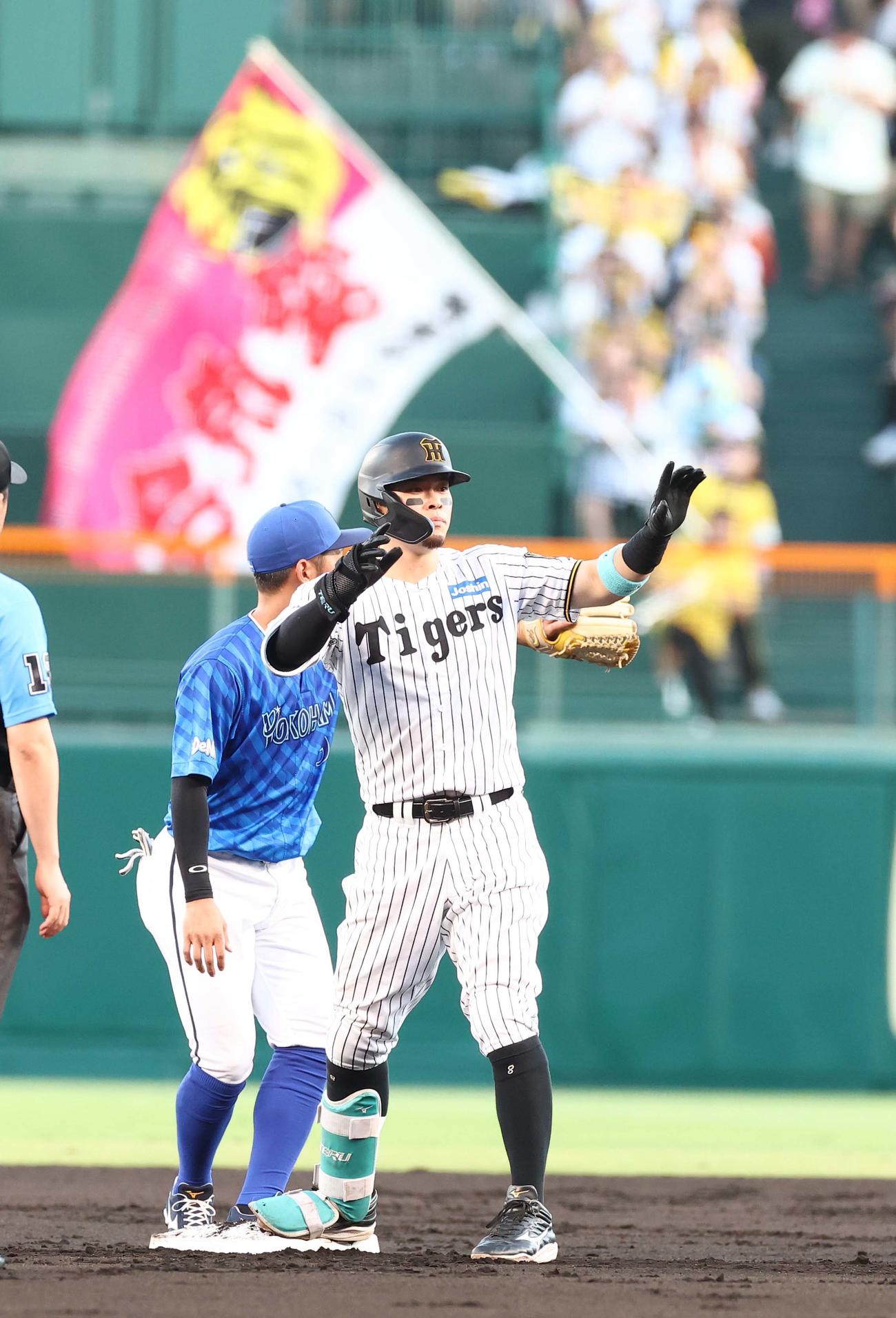 阪神対DeNA 2回裏阪神無死、佐藤輝は二塁打を放つ（撮影・上田博志）