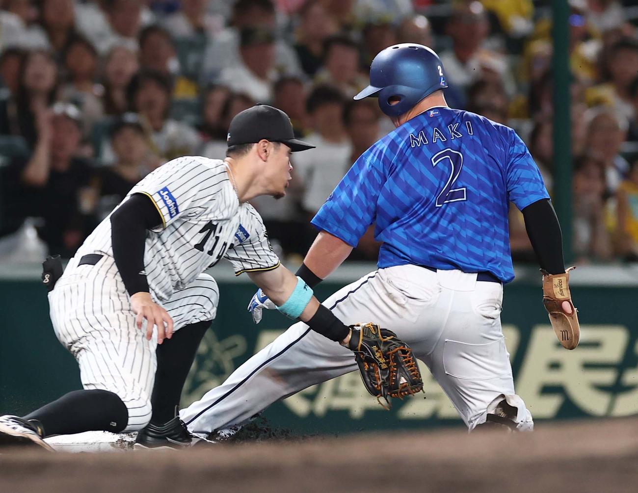 阪神対DeNA 6回表DeNA2死一塁、蝦名の中前打で三塁へ進む牧。三塁手は佐藤輝（撮影・上田博志）