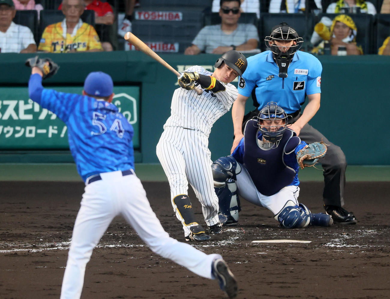 阪神対DeNA 2回裏阪神2死一、三塁、近本は左前適時打を放つ。投手石田裕（撮影・加藤哉）