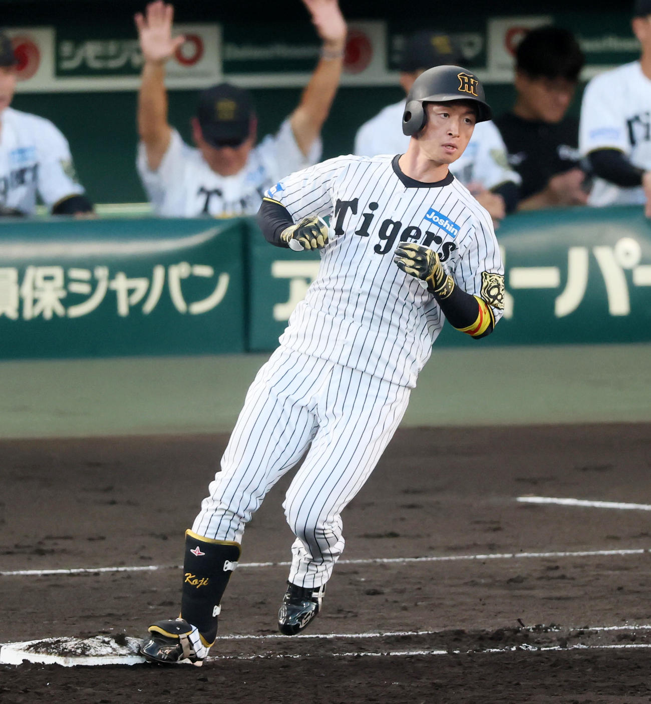 阪神対DeNA 2回裏阪神2死一、三塁、近本は左前適時打を放つ（撮影・加藤哉）