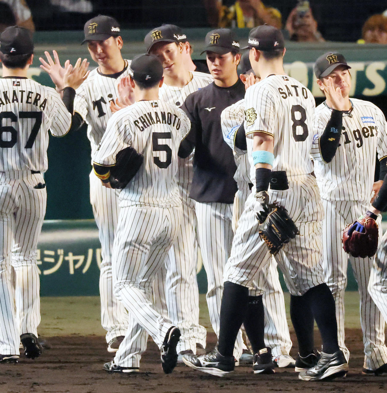 阪神対DeNA　今季初勝利を挙げた高橋は近本（左）からウイニングボールを手渡される（撮影・加藤哉）