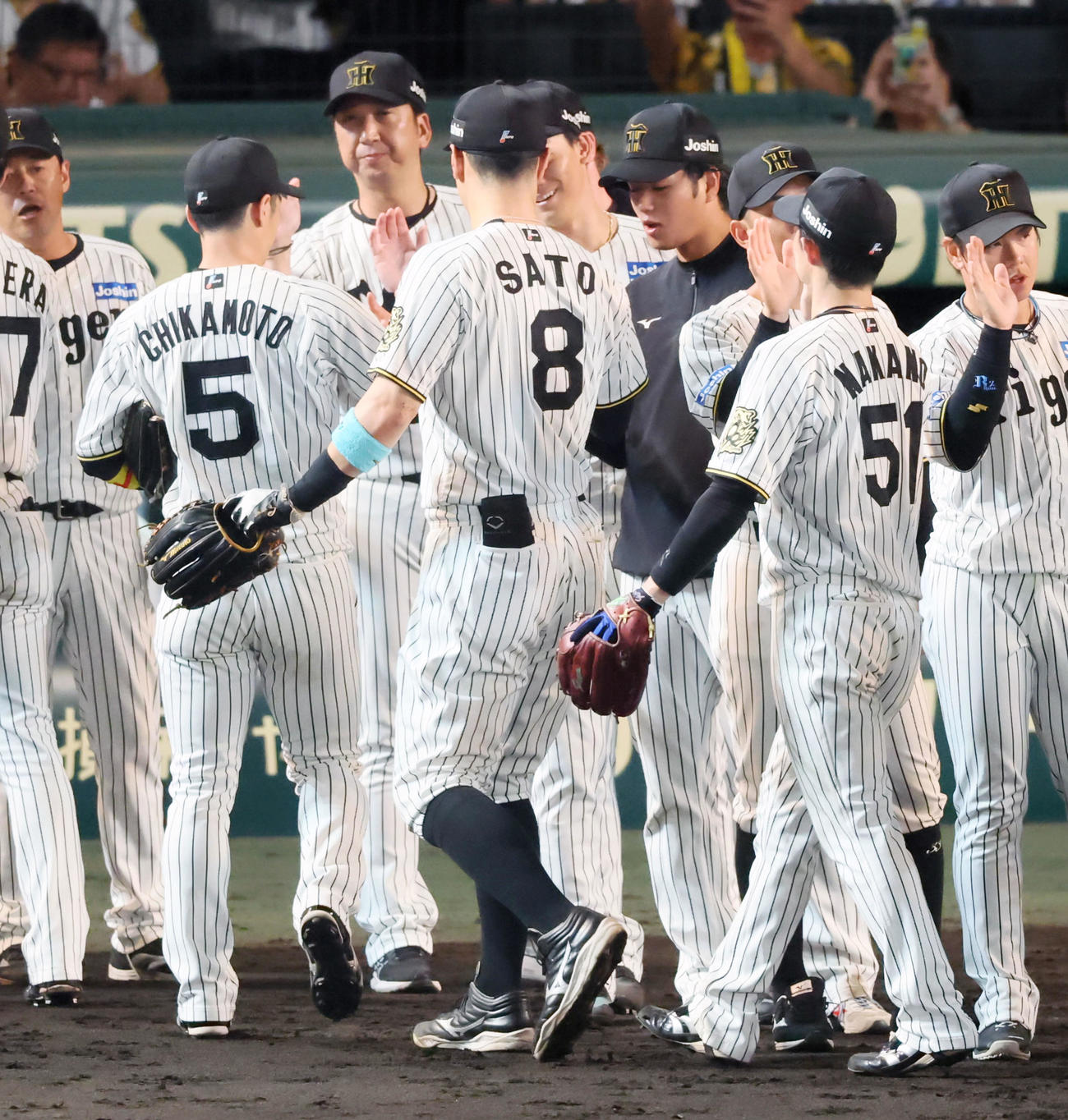 阪神対DeNA　今季初勝利を挙げた高橋は近本（左）からウイニングボールを手渡される（撮影・加藤哉）