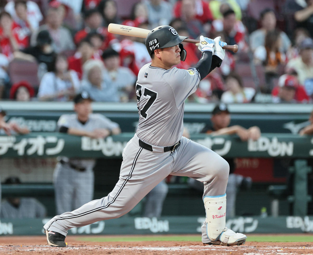 広島対巨人　3回表巨人1死一、二塁、岸田は右越え2点適時二塁打を放つ（撮影・加藤孝規）