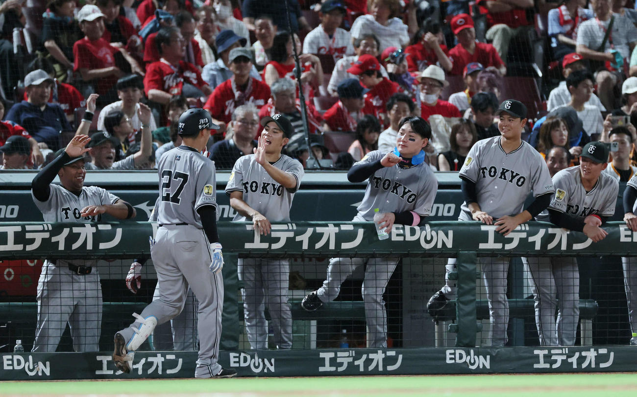 広島対巨人　5回表巨人無死、ソロ本塁打を放った岸田を迎えるチームメートら（撮影・加藤孝規）