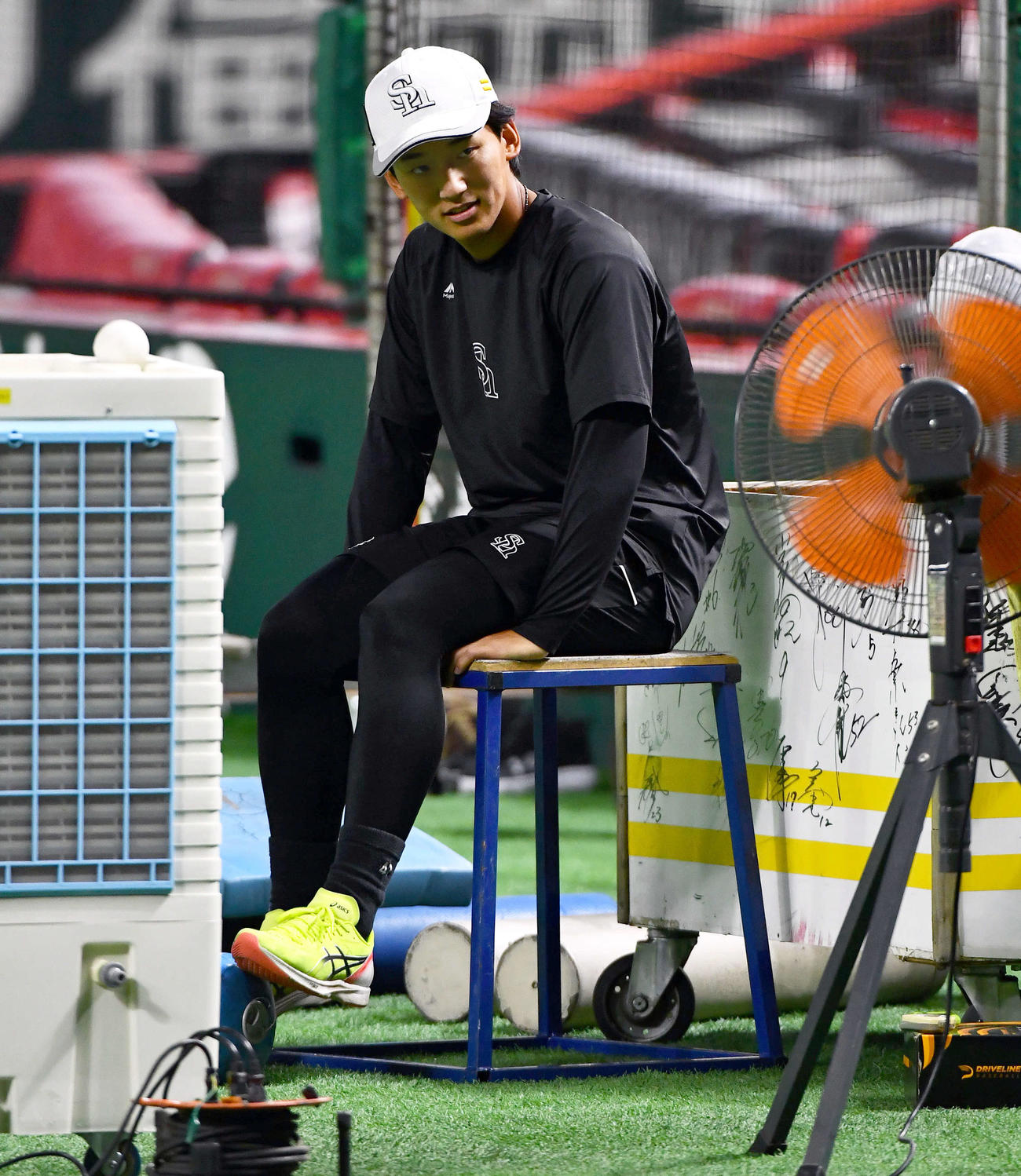 扇風機で涼しむソフトバンク前田悠伍（撮影・岩下翔太）