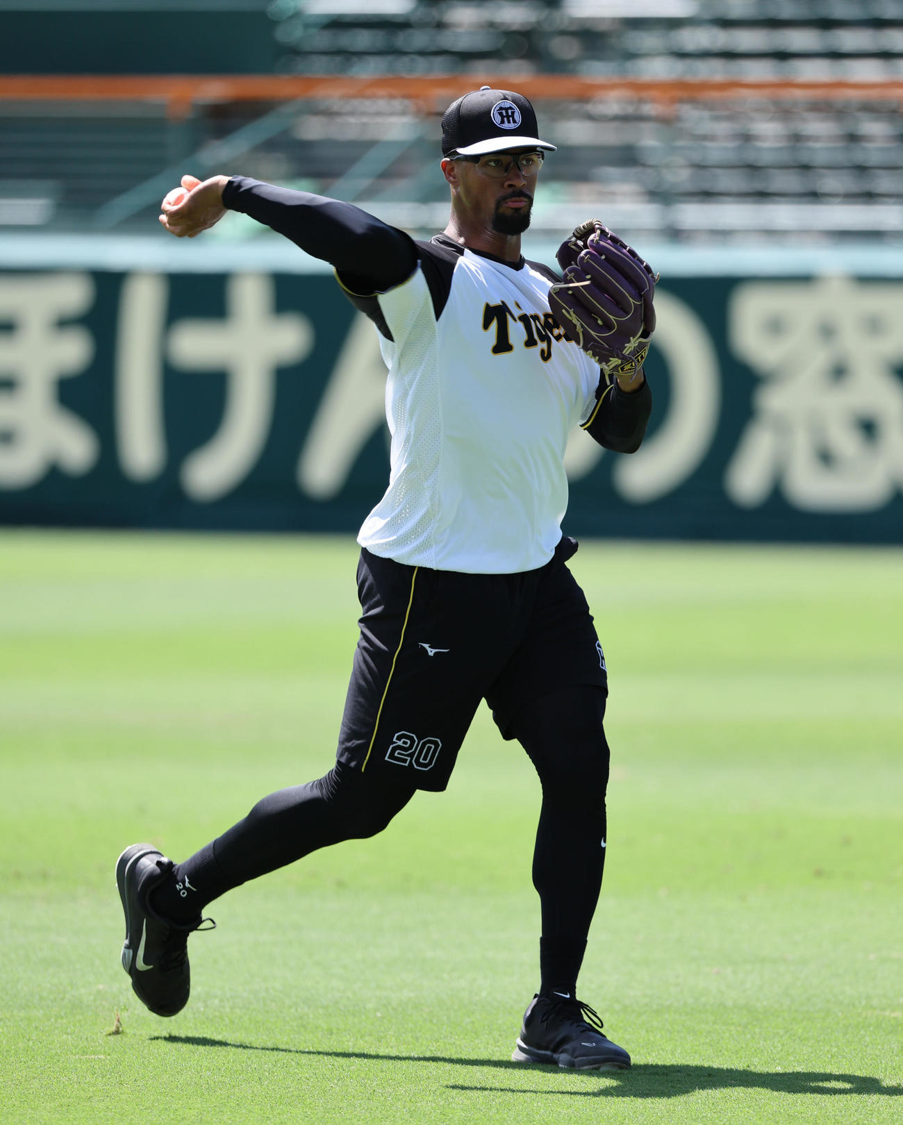 キャッチボールで調整する阪神デュプランティエ（撮影・西尾就之）