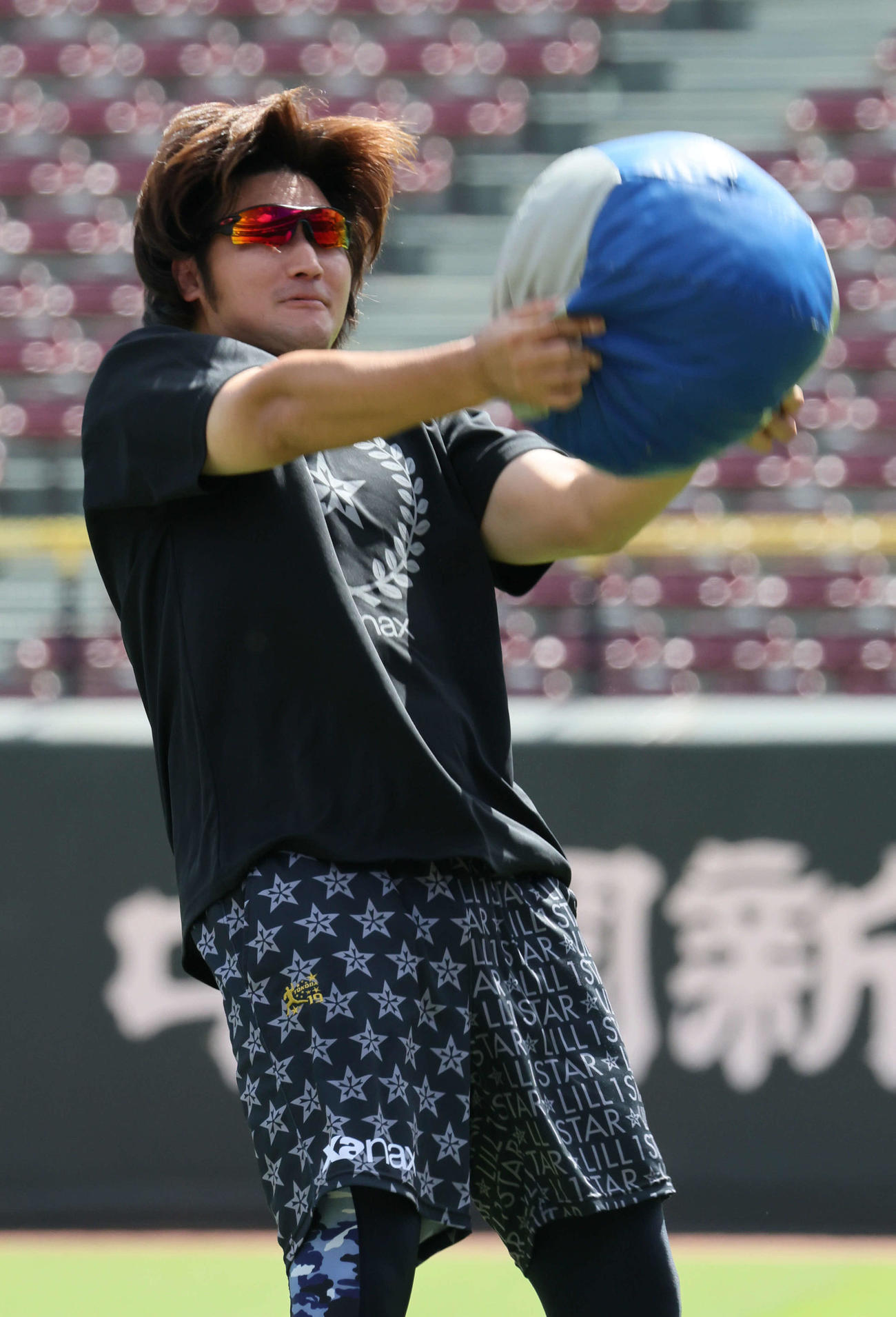 メディシンボールを使って練習する床田（撮影・加藤孝規）