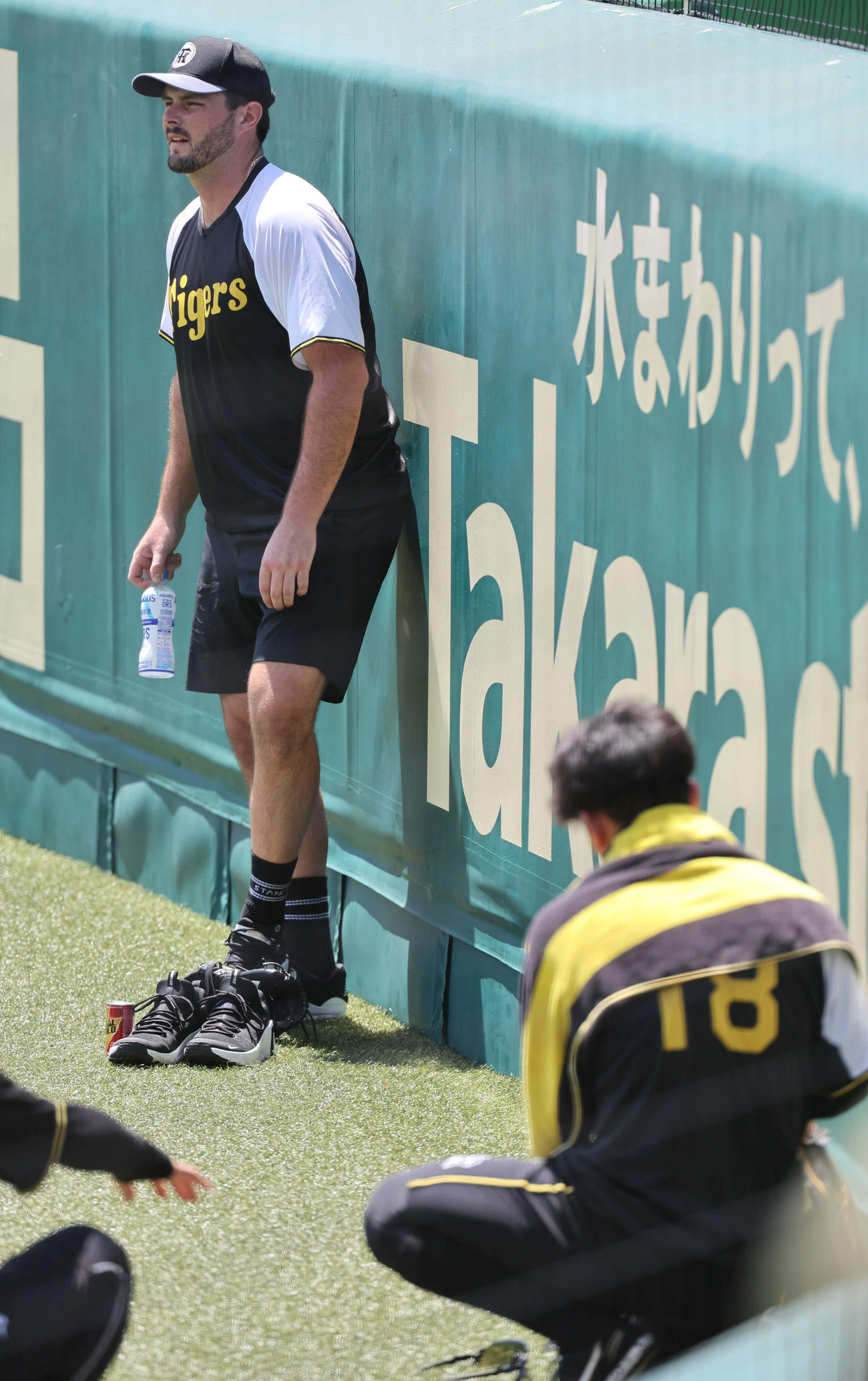 入団会見の前に練習に参加した阪神ハートウィグは伊原の前でシューズを履き替える（撮影・西尾就之）
