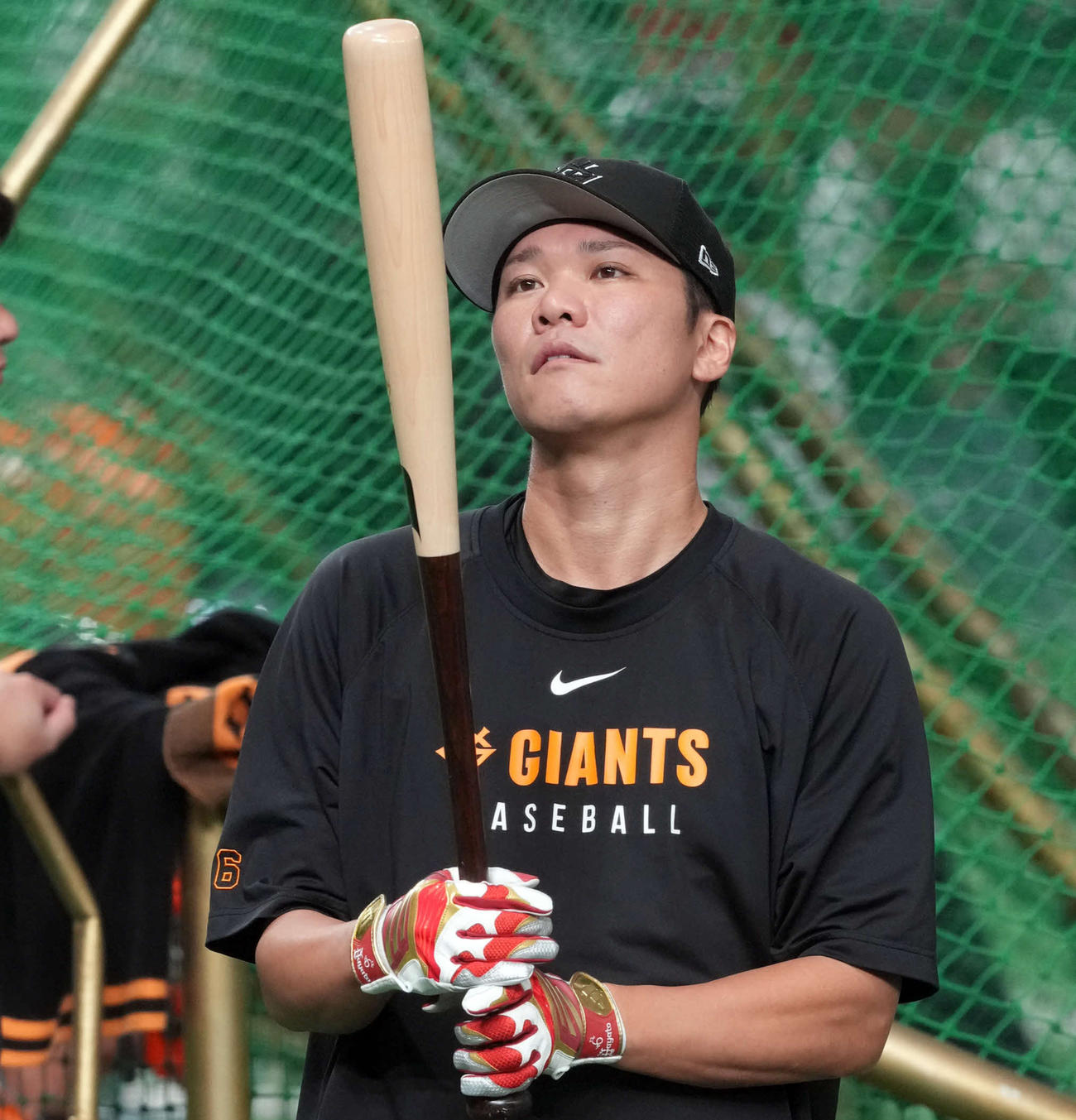 バットを見つめる巨人坂本勇人（2025年7月20日撮影）