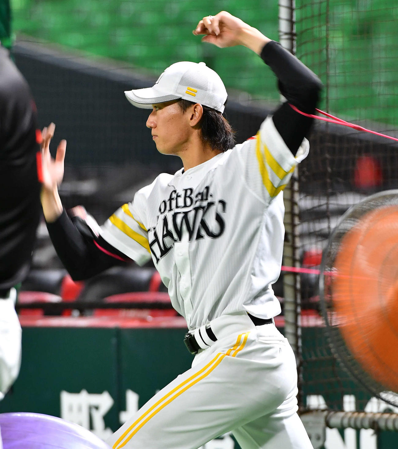 肩のストレッチを行うソフトバンク大津（撮影・岩下翔太）