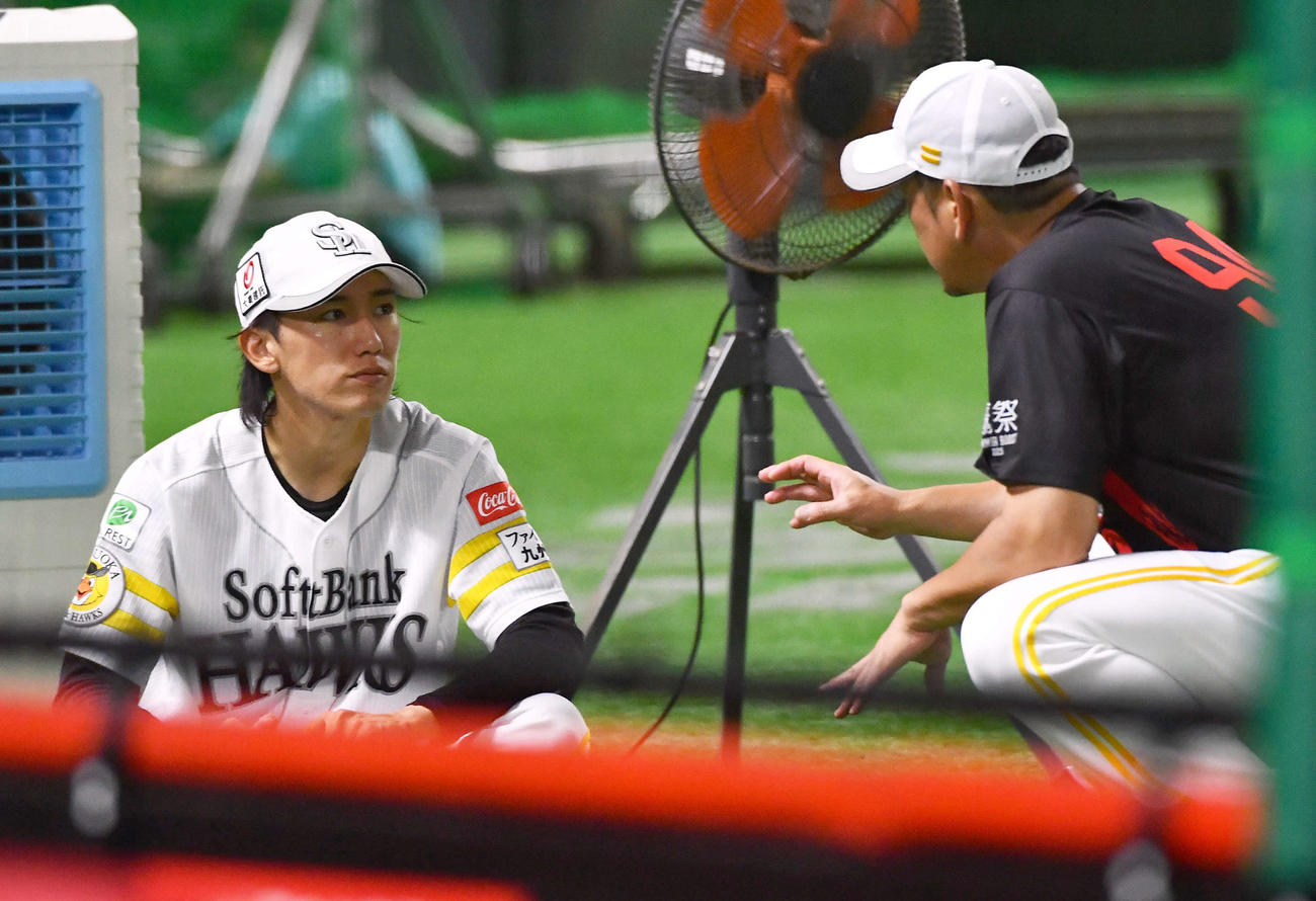 倉野コーチ（右）と話すソフトバンク大津（撮影・岩下翔太）