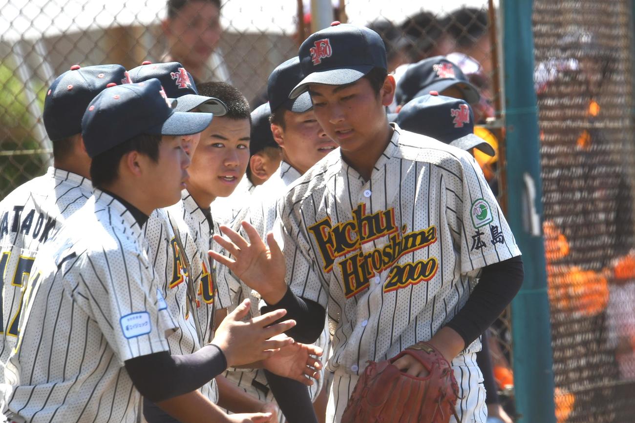 府中広島2000のベンチは最終回あと1人まで好投した2番手の西山を出迎えた（撮影・久我悟）