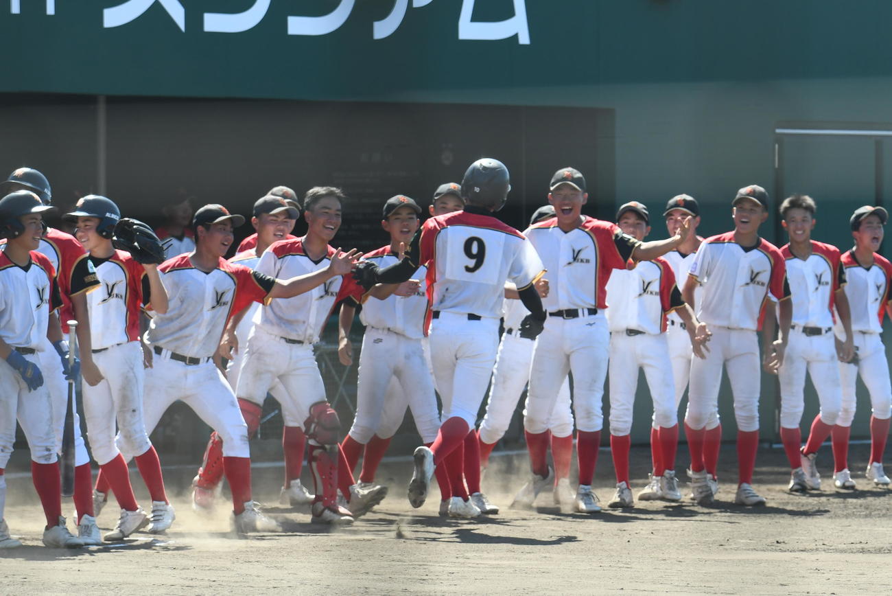 一時は5点リードを奪い盛り上がっていたJKBベンチ（撮影・久我悟）