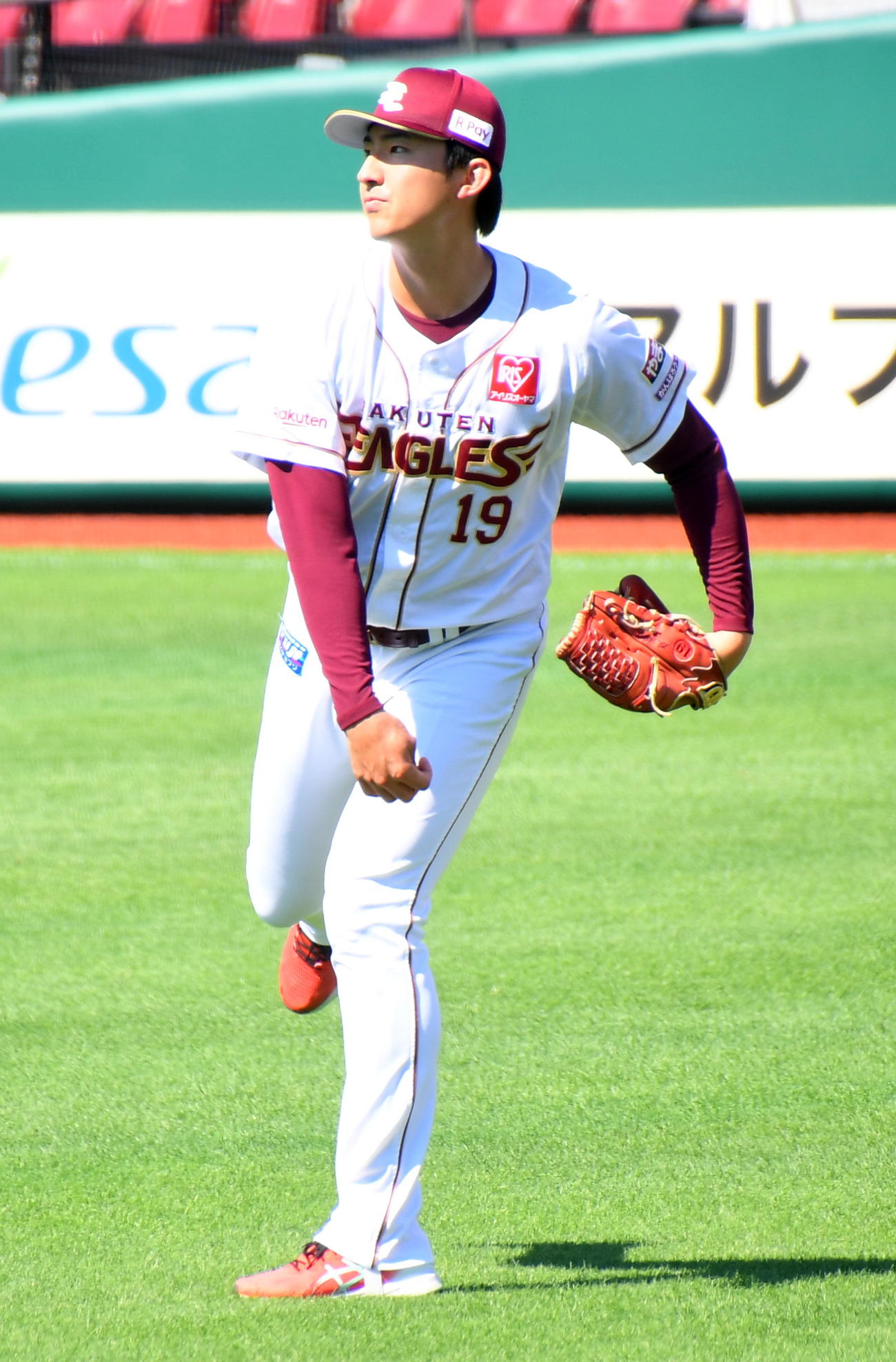 24日、キャッチボールする楽天荘司