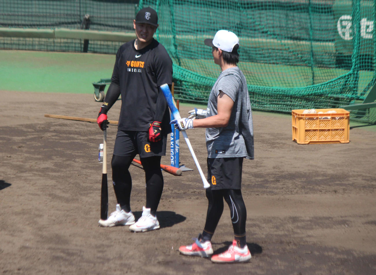岡本（左）は打撃練習を待ちながら小林と会話をかわす