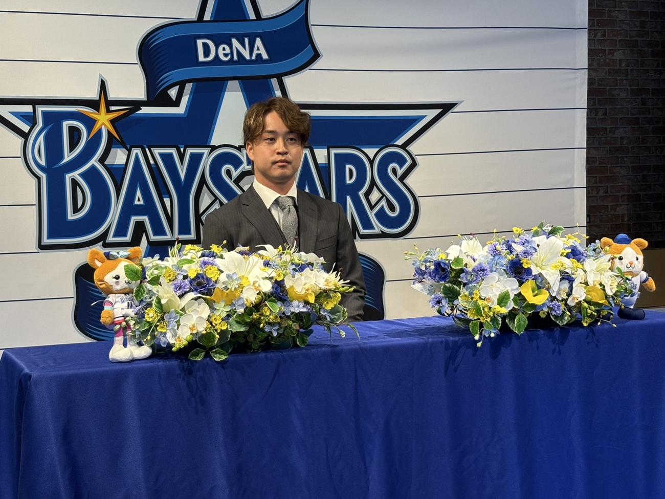 横浜スタジアムで支配下登録会見に臨んだDeNA橋本（撮影・久保賢吾）