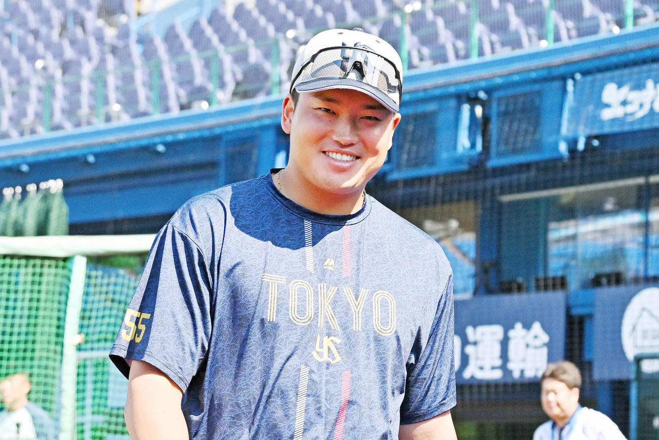 DeNA対ヤクルト　1軍に合流したヤクルト村上は報道陣に笑顔を向ける（撮影・滝沢徹郎）　