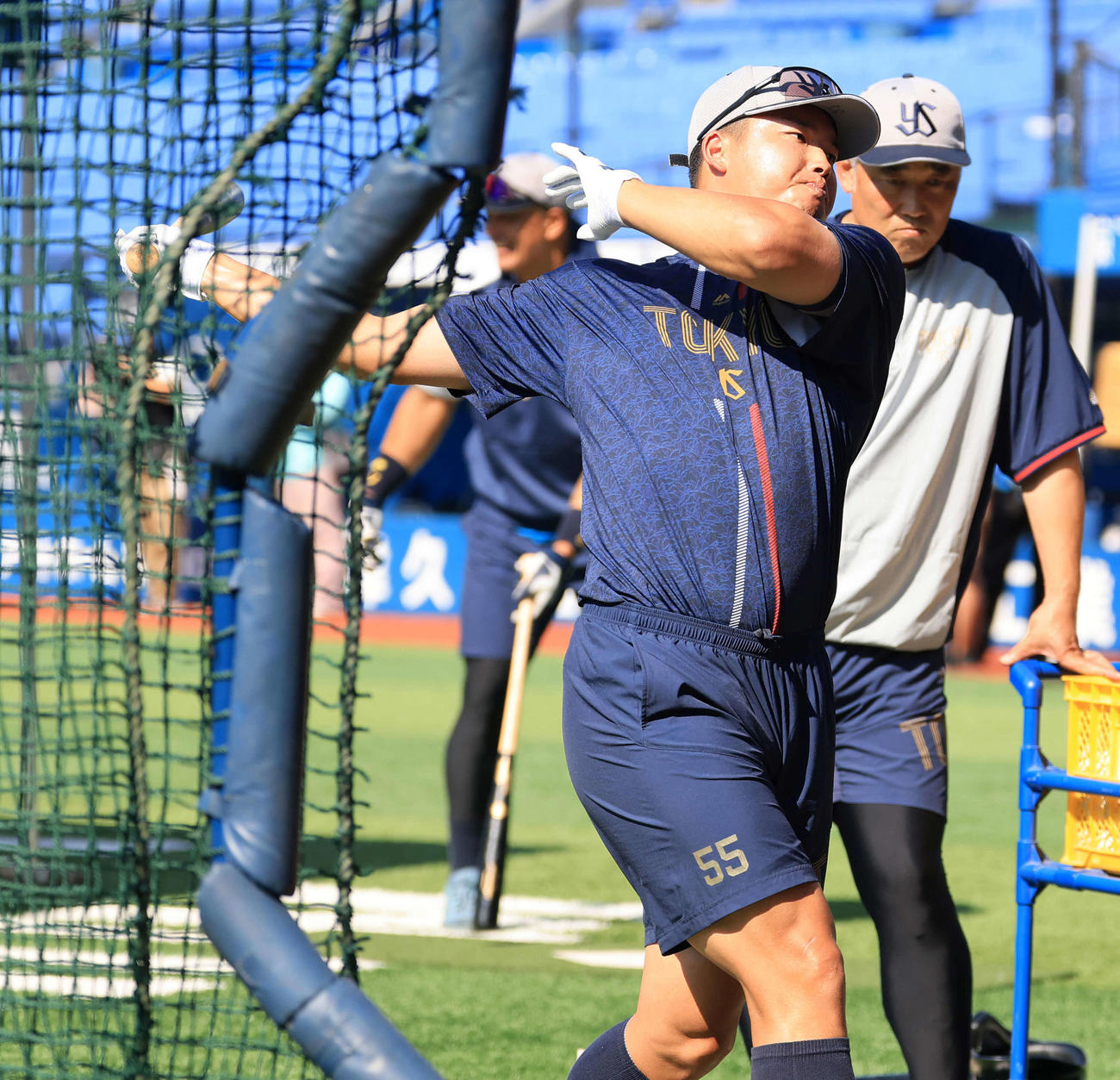 DeNA対ヤクルト　1軍合流したヤクルト村上は真剣な表情でティー打撃する（撮影・浅見桂子）