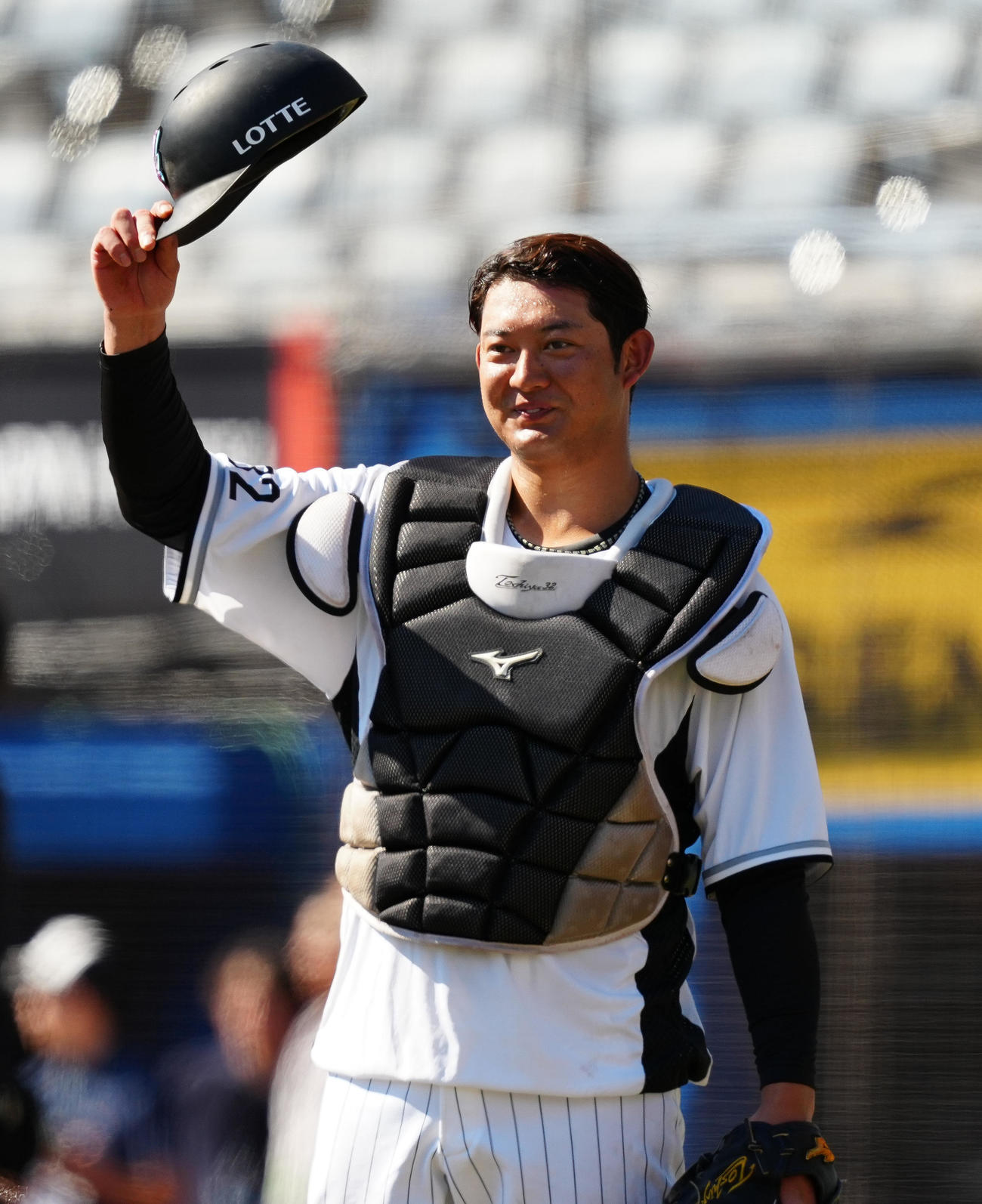 ロッテ対楽天　試合前練習で笑顔のロッテ佐藤（撮影・鈴木みどり）