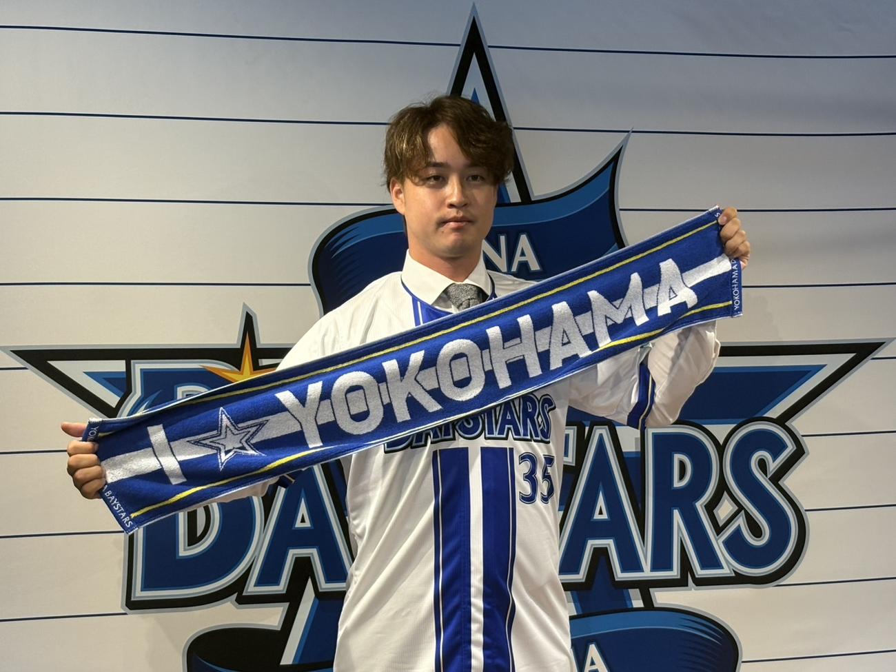 横浜スタジアムで支配下登録会見に臨んだDeNA橋本（撮影・久保賢吾）