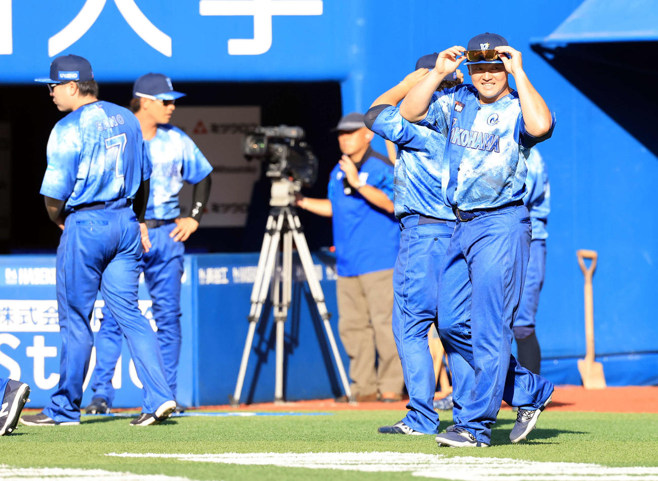 DeNA対ヤクルト　キッズスターナイトと銘打たれた試合で、独特のユニホーム姿を披露する牧（右）らDeNAの選手たち（撮影・浅見桂子）