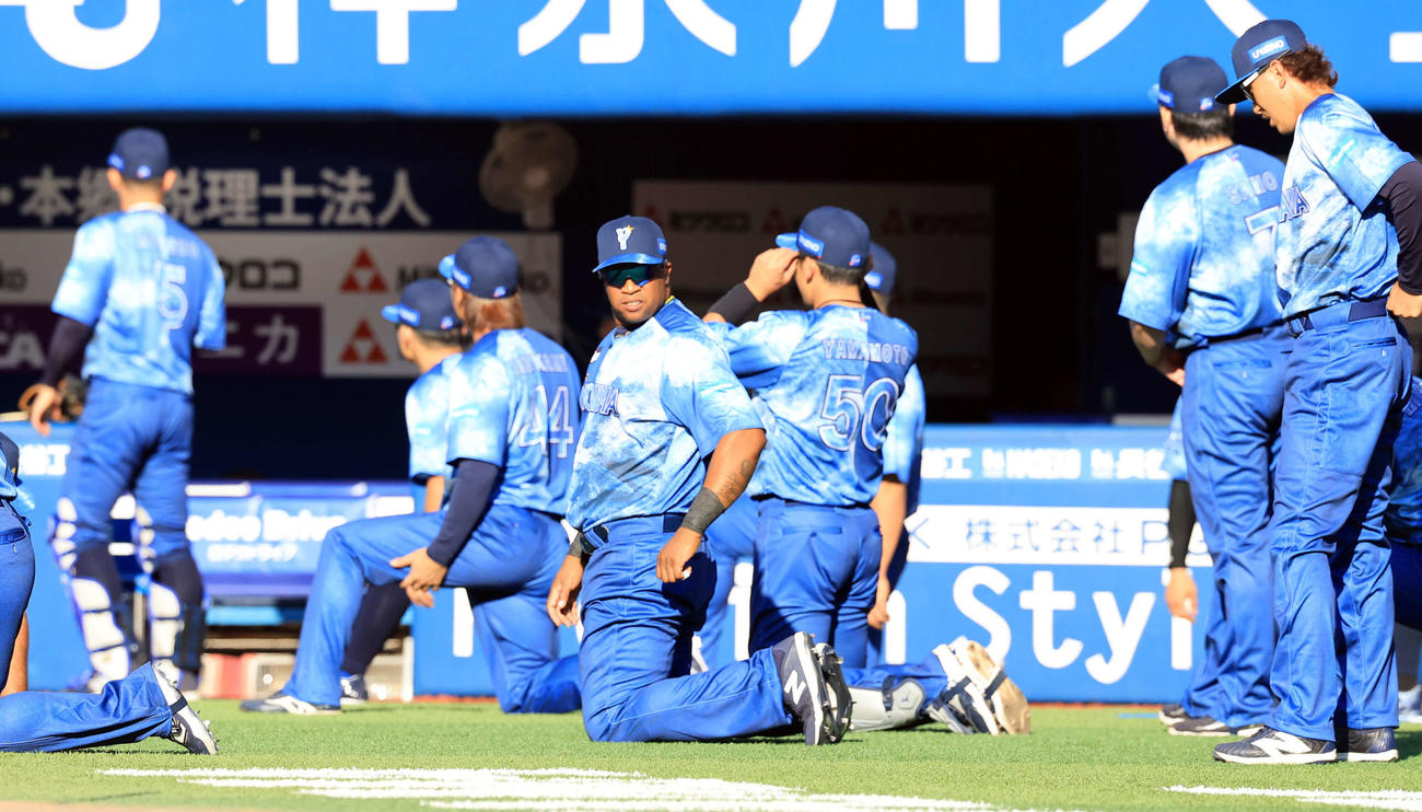 DeNA対ヤクルト　キッズスターナイトと銘打たれた試合で、独特のユニホーム姿を披露するビシエド（中央）らDeNAの選手たち（撮影・浅見桂子）