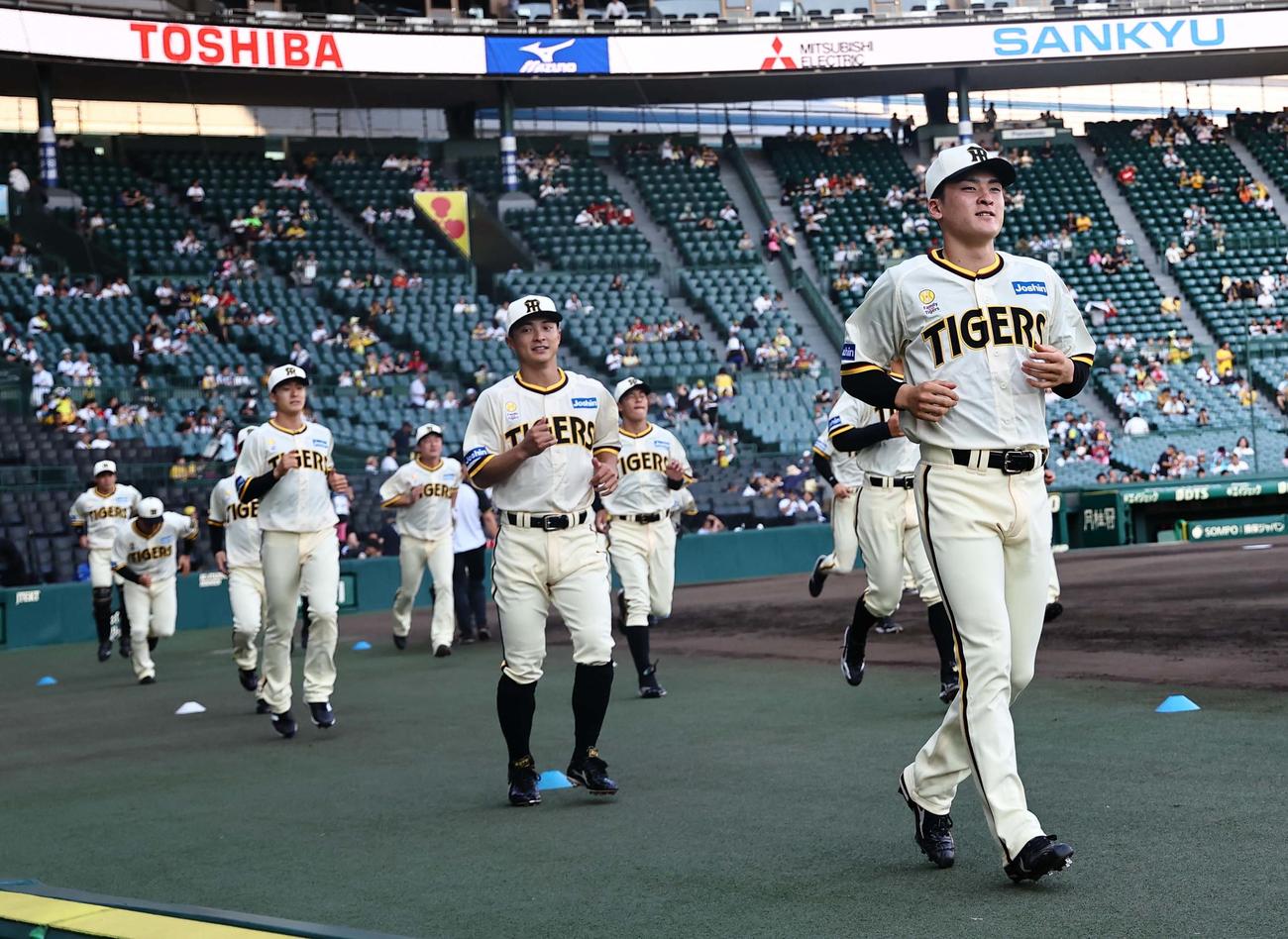 阪神対広島　「Family with Tigers2025」のユニホームでウオーミングアップをする阪神ナイン（撮影・上田博志）