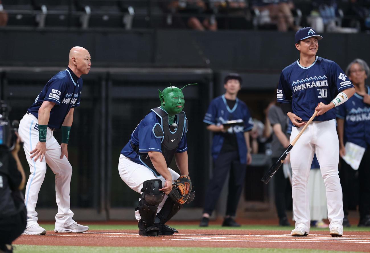 日本ハム対ソフトバンク　ファーストピッチセレモニーに登場の左から森本コーチ、トム・ブラウンのみちお、郡司（撮影・黒川智章）