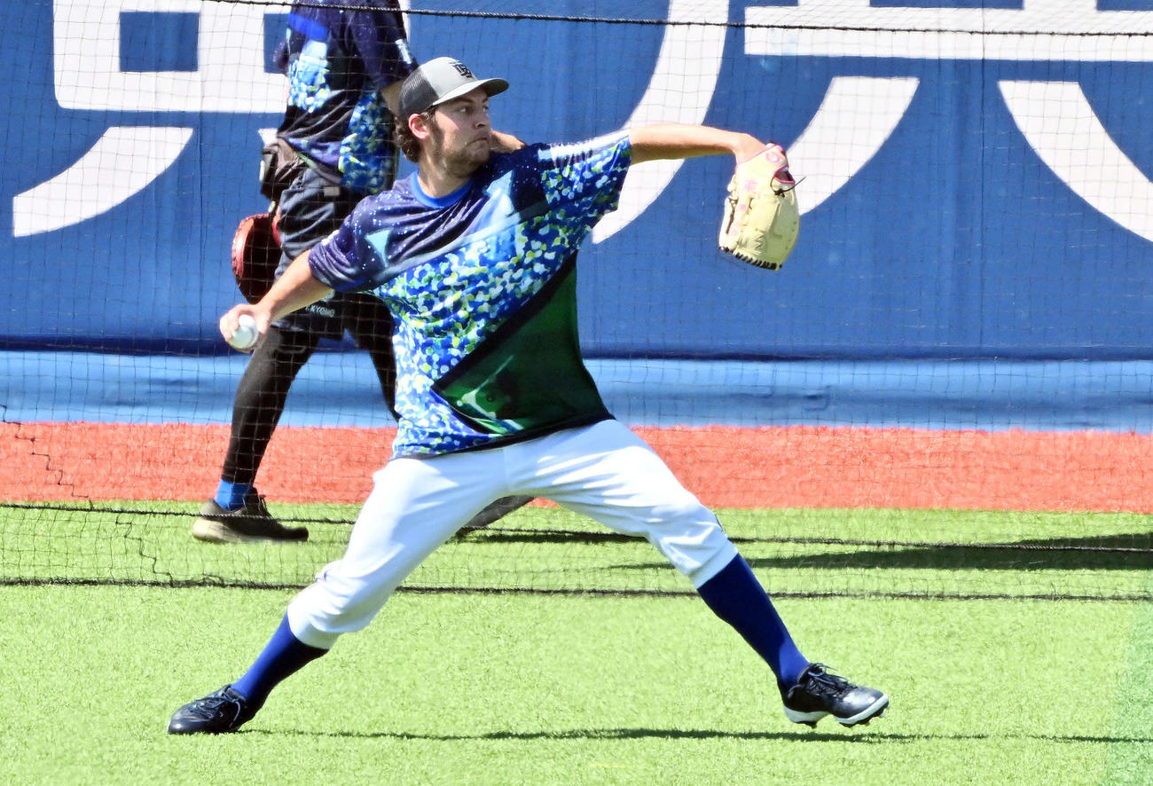 DeNA対ヤクルト　試合前練習で調整するDeNAバウアー（撮影・滝沢徹郎）　