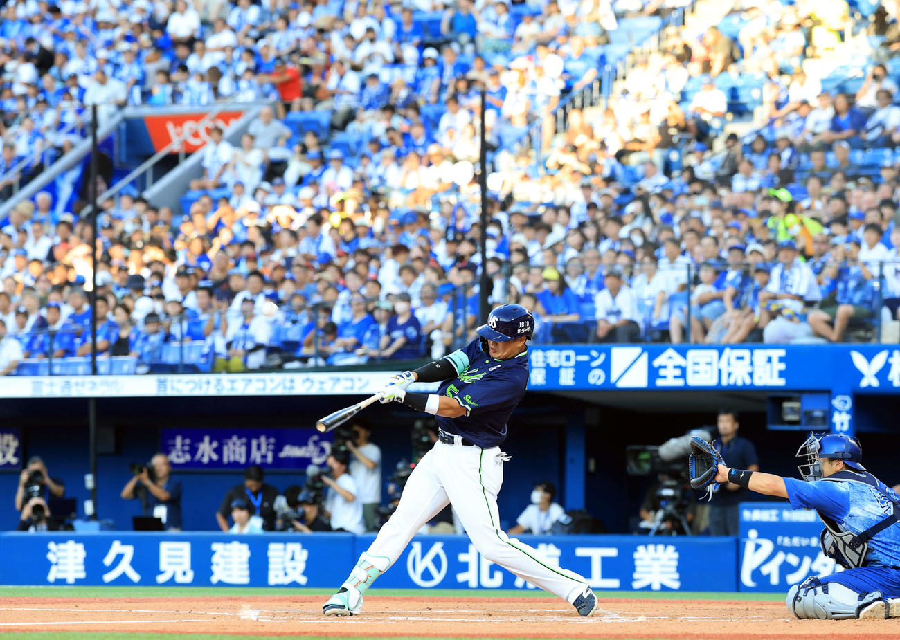 DeNA対ヤクルト　2回表ヤクルト無死、左越えソロ本塁打を放つ村上（撮影・浅見桂子）