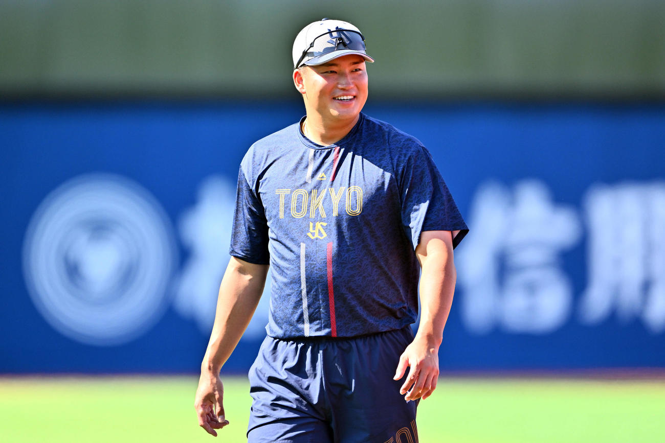 DeNA対ヤクルト　1軍に合流し笑顔で試合前練習するヤクルト村上（撮影・滝沢徹郎）　