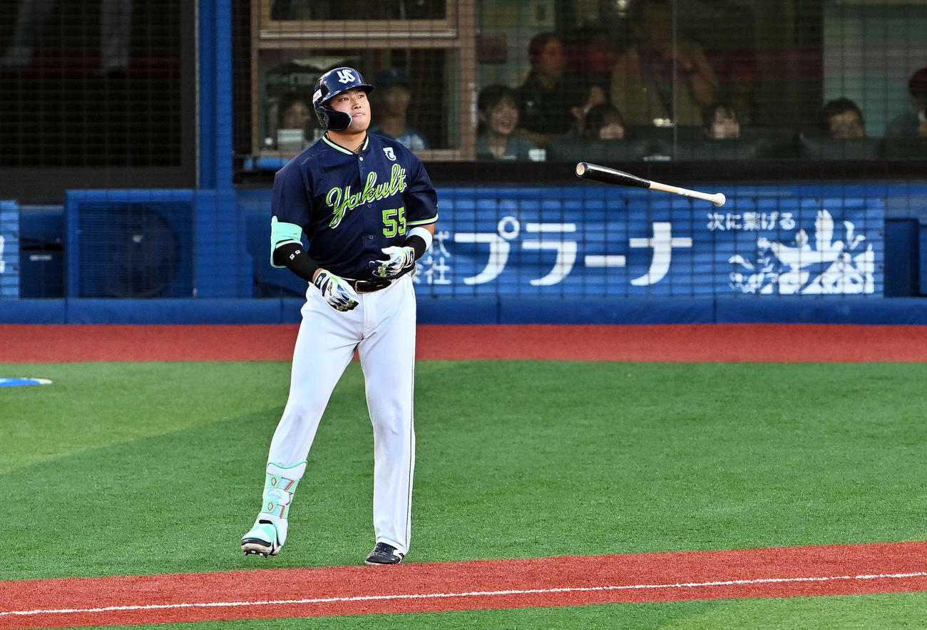 DeNA対ヤクルト　2回表ヤクルト無死、村上は左越え先制ソロ本塁打を放つ（撮影・滝沢徹郎）　