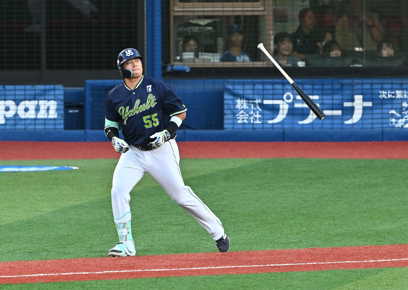 DeNA対ヤクルト　2回表ヤクルト無死、村上は左越え先制ソロ本塁打を放つ（撮影・滝沢徹郎）　